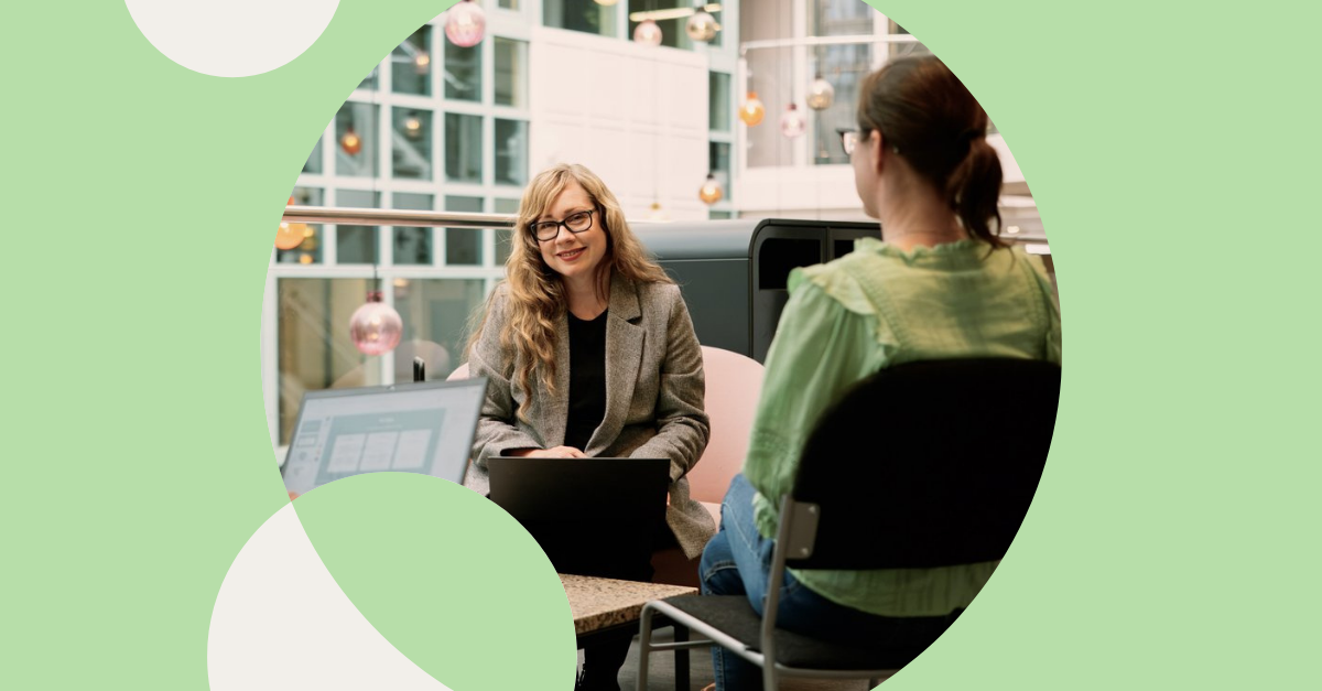 To damer i et kontorlandskap