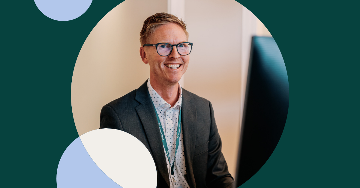 Bilde av mann på kontor