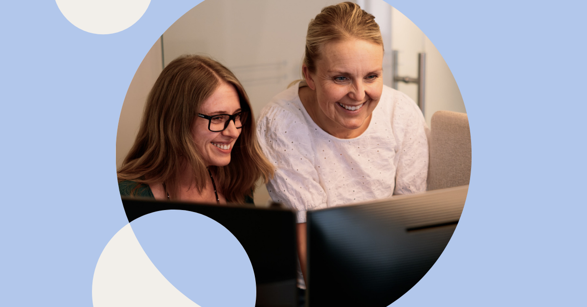 Foto av to kvinner som jobber på et kontor