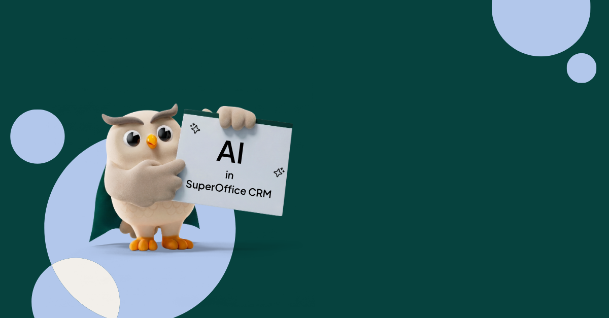 SuperOffice-maskot Hugo holder et banner med teksten «AI i SuperOffice»