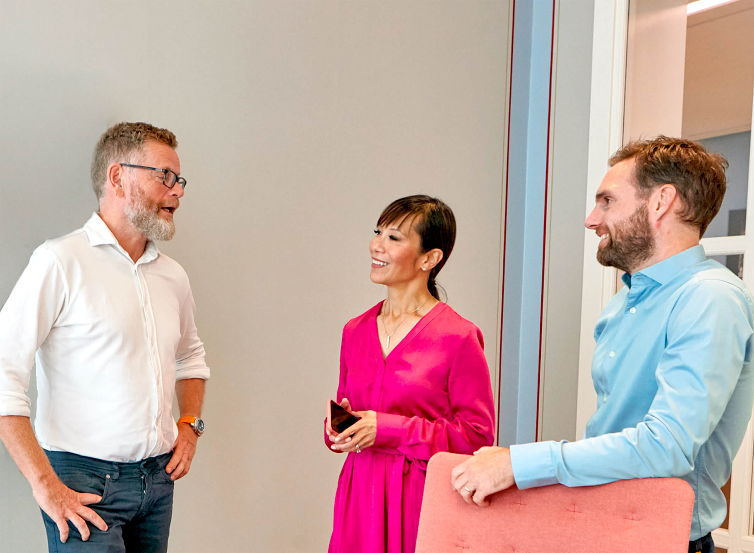 Smilende kvinne kontor