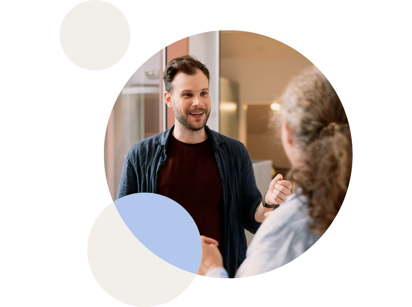 Flere mennesker som jobber i åpent landskap