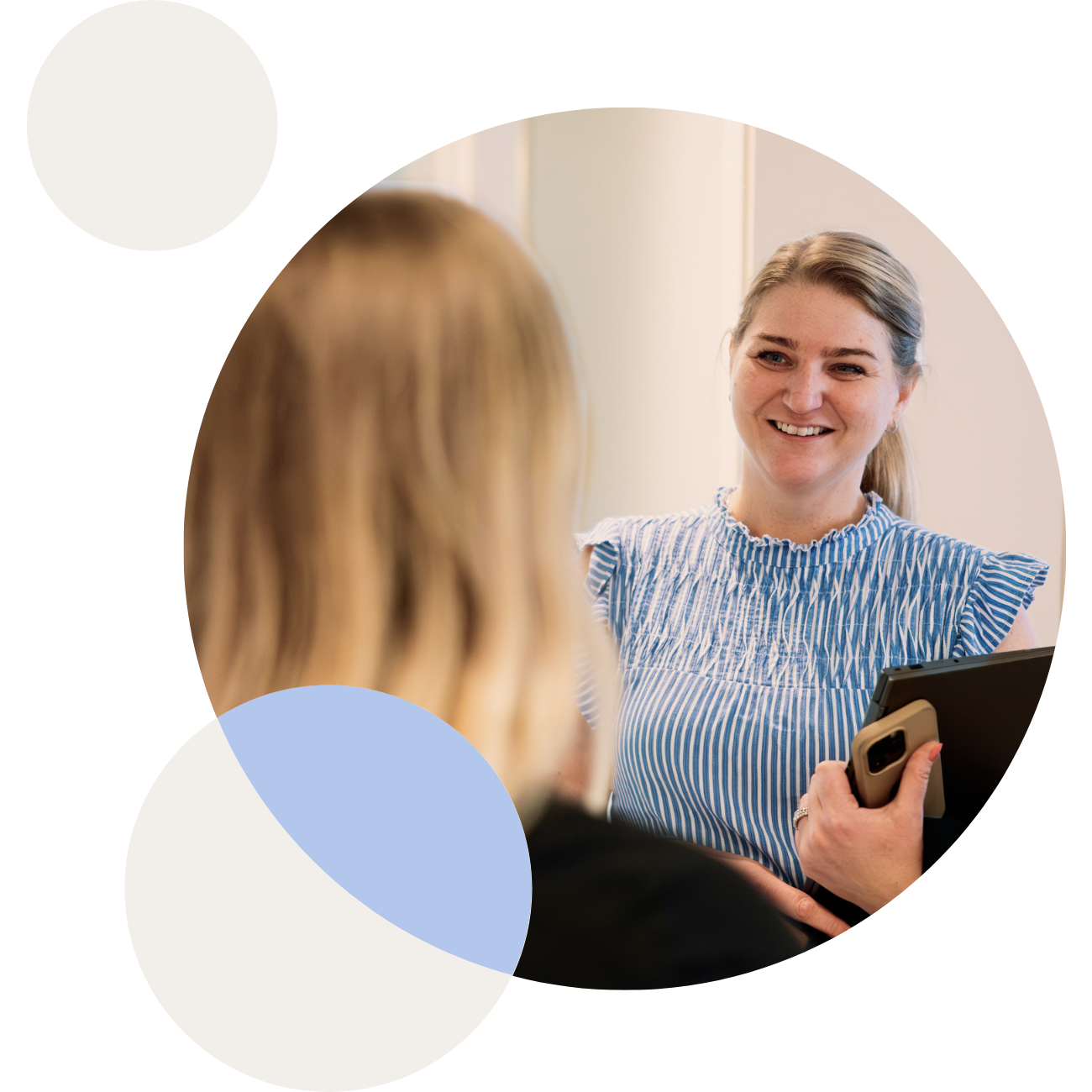 To kvinner som ser på en planløsning