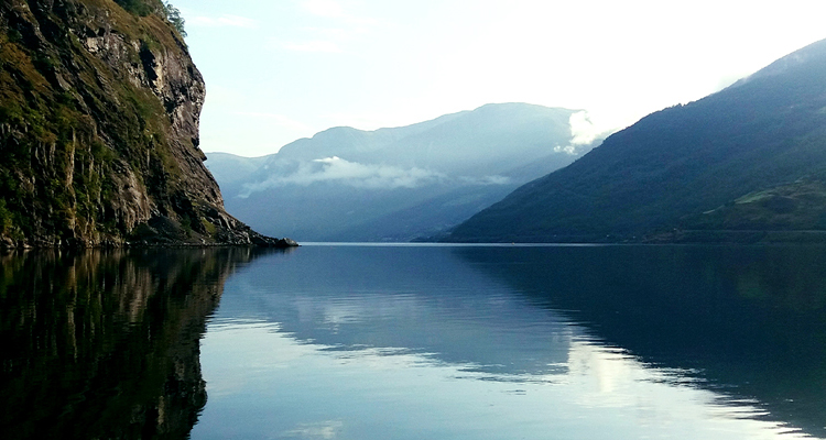 Fjord omgitt av fjell
